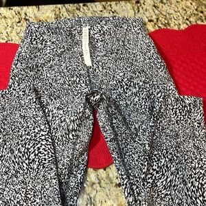Size 8 black-and-white Lululemon leggings in excellent condition